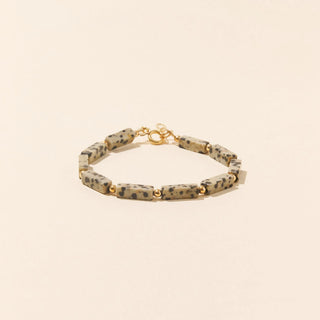 Découvrez le bracelet Jaspe Dalmatien de Camille Colette Studio. Pierres naturelles graphiques et gold filled 14k durable. Bijou artisanal fabriqué à Bordeaux.