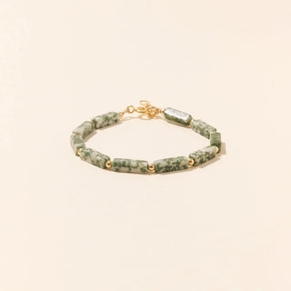 Découvrez le bracelet Jaspe Verte de Camille Colette Studio. Pierres naturelles et gold filled 14k résistant. Bijou artisanal fabriqué à Bordeaux chez CQFD Avignon.