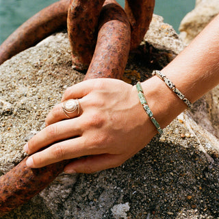 Découvrez le bracelet Jaspe Verte de Camille Colette Studio. Pierres naturelles et gold filled 14k résistant. Bijou artisanal fabriqué à Bordeaux chez CQFD Avignon.