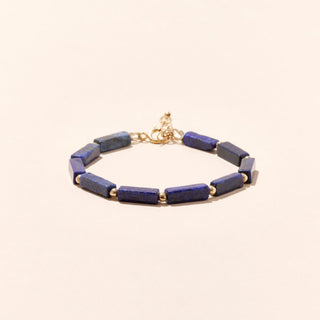 Découvrez le bracelet Lapis Lazuli Camille Colette Studio. Pierres naturelles bleues et gold filled 14k durable. Bijou artisanal fabriqué à Bordeaux.