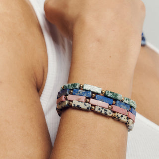 Découvrez le bracelet Lapis Lazuli Camille Colette Studio. Pierres naturelles bleues et gold filled 14k durable. Bijou artisanal fabriqué à Bordeaux.