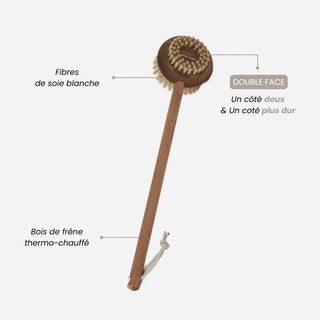 Découvrez la brosse à dos Andrée Jardin chez CQFD Avignon. En soie naturelle et frêne thermochauffé, elle est fabriquée à Nantes. Durable et éco-responsable.