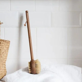 Découvrez la brosse à dos Andrée Jardin chez CQFD Avignon. En soie naturelle et frêne thermochauffé, elle est fabriquée à Nantes. Durable et éco-responsable.