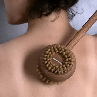 Découvrez la brosse à dos Andrée Jardin chez CQFD Avignon. En soie naturelle et frêne thermochauffé, elle est fabriquée à Nantes. Durable et éco-responsable.