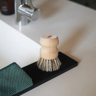 Découvrez la brosse vaisselle écologique What Matters. Manche en hêtre FSC et fibres végétales. Alternative durable et vegan pour une vaisselle zéro déchet.