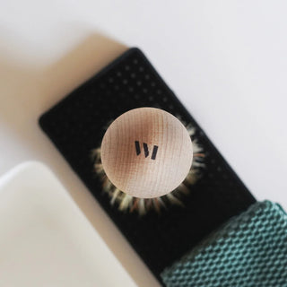 Découvrez la brosse vaisselle écologique What Matters. Manche en hêtre FSC et fibres végétales. Alternative durable et vegan pour une vaisselle zéro déchet.