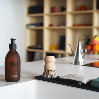 Découvrez la brosse vaisselle écologique What Matters. Manche en hêtre FSC et fibres végétales. Alternative durable et vegan pour une vaisselle zéro déchet.