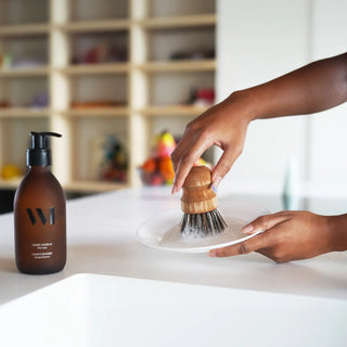 Découvrez la brosse vaisselle écologique What Matters. Manche en hêtre FSC et fibres végétales. Alternative durable et vegan pour une vaisselle zéro déchet.