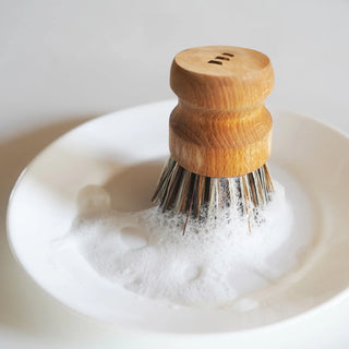 Découvrez la brosse vaisselle écologique What Matters. Manche en hêtre FSC et fibres végétales. Alternative durable et vegan pour une vaisselle zéro déchet.
