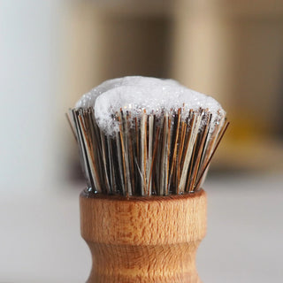 Découvrez la brosse vaisselle écologique What Matters. Manche en hêtre FSC et fibres végétales. Alternative durable et vegan pour une vaisselle zéro déchet.