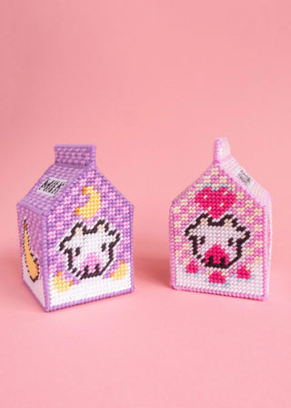 Relevez le défi avec le kit 3D Milkbox CANEVAS FATAL. Brodez une brique de lait en volume. Inclus : fils DMC et canevas plastique. Disponible chez CQFD Avignon.