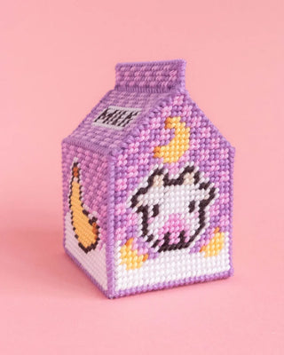 Relevez le défi avec le kit 3D Milkbox CANEVAS FATAL. Brodez une brique de lait en volume. Inclus : fils DMC et canevas plastique. Disponible chez CQFD Avignon.
