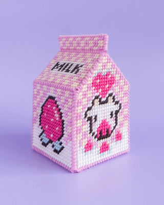 Relevez le défi avec le kit 3D Milkbox CANEVAS FATAL. Brodez une brique de lait en volume. Inclus : fils DMC et canevas plastique. Disponible chez CQFD Avignon.
