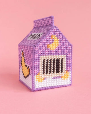 Relevez le défi avec le kit 3D Milkbox CANEVAS FATAL. Brodez une brique de lait en volume. Inclus : fils DMC et canevas plastique. Disponible chez CQFD Avignon.