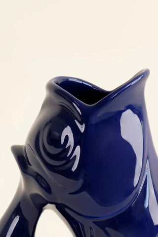 Craquez pour la célèbre carafe GlouGlou bleu encre brillant de la Manufacture de Charolles chez CQFD Avignon. 100% fait main en France. Pièce iconique !