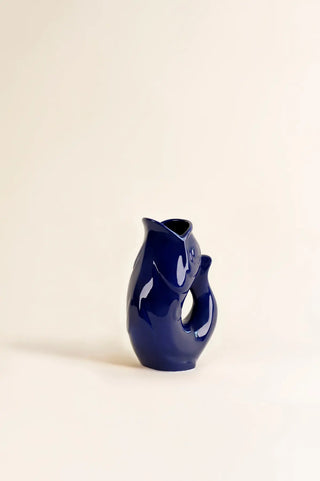 Craquez pour la célèbre carafe GlouGlou bleu encre brillant de la Manufacture de Charolles chez CQFD Avignon. 100% fait main en France. Pièce iconique !