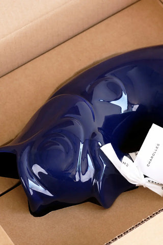 Craquez pour la célèbre carafe GlouGlou bleu encre brillant de la Manufacture de Charolles chez CQFD Avignon. 100% fait main en France. Pièce iconique !