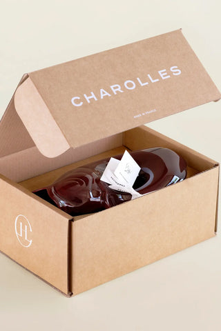 Craquez pour la célèbre carafe GlouGlou bourgogne brillant de la Manufacture de Charolles chez CQFD Avignon. 100% fait main en France. Pièce iconique !