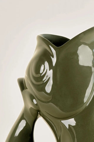 Craquez pour la célèbre carafe GlouGlou kaki brillant de la Manufacture de Charolles chez CQFD Avignon. 100% fait main en France. Pièce iconique !
