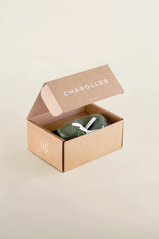 Craquez pour la célèbre carafe GlouGlou kaki brillant de la Manufacture de Charolles chez CQFD Avignon. 100% fait main en France. Pièce iconique !