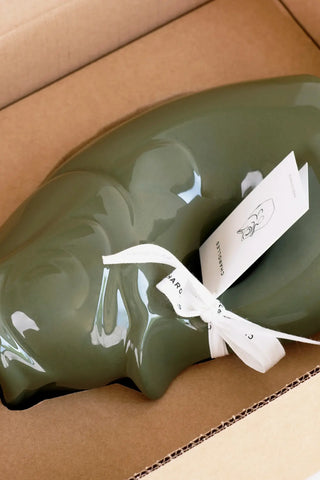 Craquez pour la célèbre carafe GlouGlou kaki brillant de la Manufacture de Charolles chez CQFD Avignon. 100% fait main en France. Pièce iconique !