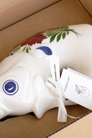 Craquez pour la carafe GlouGlou œillet peint main de la Manufacture de Charolles chez CQFD Avignon. Pièce unique 100% fait main en France. Labellisée EPV.