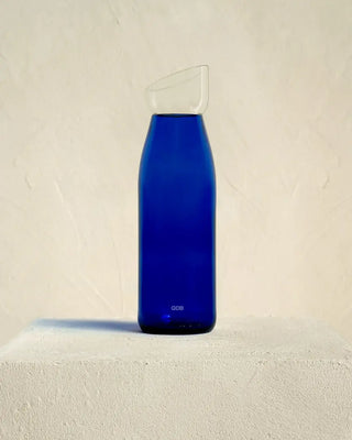 L'iconique carafe Blanc/Bleu en édition limitée par QDB Éditions. Deux bouteilles de vin surcyclées et assemblées à la main au Touquet. Dispo chez CQFD Avignon !
