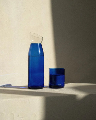 L'iconique carafe Blanc/Bleu en édition limitée par QDB Éditions. Deux bouteilles de vin surcyclées et assemblées à la main au Touquet. Dispo chez CQFD Avignon !