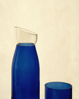 L'iconique carafe Blanc/Bleu en édition limitée par QDB Éditions. Deux bouteilles de vin surcyclées et assemblées à la main au Touquet. Dispo chez CQFD Avignon !