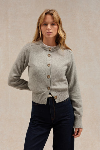 Découvrez le cardigan Le Minor laine mérinos gris. Coupe courte structurée, manches fendues, fabrication artisanale en Bretagne. Qualité EPV chez CQFD Avignon.