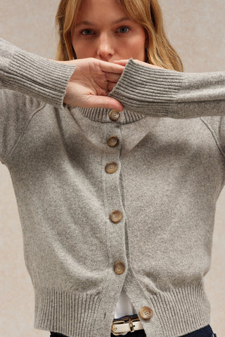 Découvrez le cardigan Le Minor laine mérinos gris. Coupe courte structurée, manches fendues, fabrication artisanale en Bretagne. Qualité EPV chez CQFD Avignon.