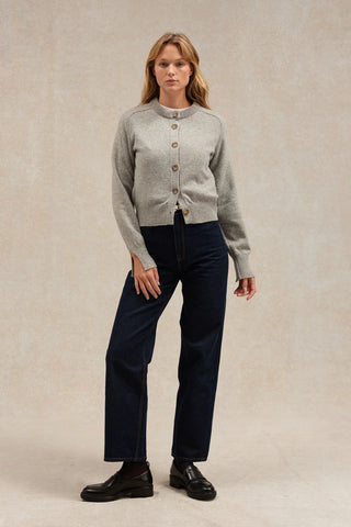 Découvrez le cardigan Le Minor laine mérinos gris. Coupe courte structurée, manches fendues, fabrication artisanale en Bretagne. Qualité EPV chez CQFD Avignon.