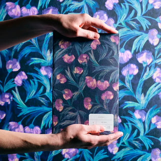 Découvrez le carnet journal Alba de Season Paper chez CQFD Avignon. Un carnet de 128 pages éco-conçu au motif chardon sauvage dessiné et fabriqué en France.