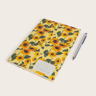 Découvrez le carnet journal Plein Été de Season Paper chez CQFD Avignon. Un carnet de 128 pages éco-conçu et fabriqué en France au motif floral solaire.
