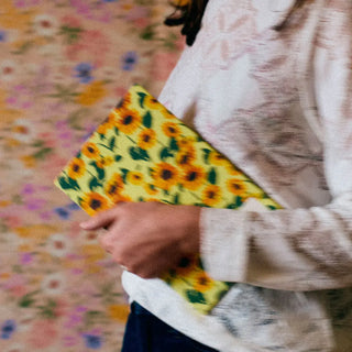 Découvrez le carnet journal Plein Été de Season Paper chez CQFD Avignon. Un carnet de 128 pages éco-conçu et fabriqué en France au motif floral solaire.