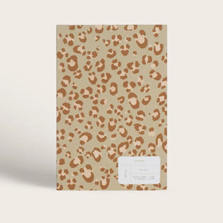 Découvrez le carnet journal Sauvage de Season Paper chez CQFD Avignon. Un journal de 128 pages éco-conçu au motif léopard dessiné et fabriqué en France.