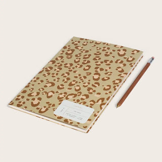 Découvrez le carnet journal Sauvage de Season Paper chez CQFD Avignon. Un journal de 128 pages éco-conçu au motif léopard dessiné et fabriqué en France.