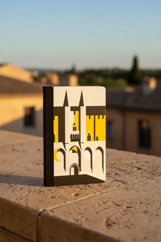 Adoptez le carnet exclusif Palais de Jour Jaune pour le Festival d'Avignon 2026 par Papier Tigre. Une édition limitée 100% recyclée chez CQFD Avignon.