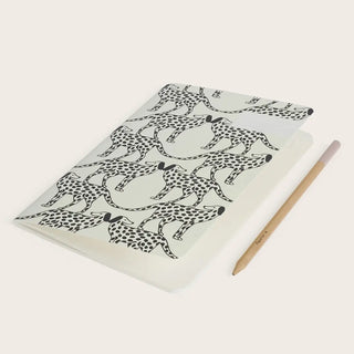 Découvrez le carnet de notes A5 Dalmatien de Season Paper chez CQFD Avignon. 64 pages lignées, papier offset ivoire, encres végétales, 100 % fabriqué en France.