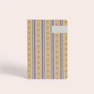 Découvrez le carnet de notes A5 Ribbons de Season Paper chez CQFD Avignon. 64 pages lignées, papier offset ivoire, encres végétales, 100 % fabriqué en France.
