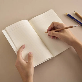Découvrez le carnet de notes A5 Ikat de Season Paper chez CQFD Avignon. 64 pages lignées, papier offset ivoire, encres végétales, 100 % fabriqué en France.