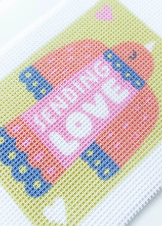 Découvrez le kit "Sending Love" de Canevas Fatal chez CQFD Avignon. Une carte postale à broder soi-même, illustrée par Judit Zengovari. Made in France & DIY créatif.