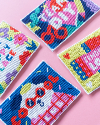 Créez votre carte postale brodée avec le kit Canevas Postal Cool Club. Inclus : toile, fils DMC, aiguille et enveloppe. Un DIY original chez CQFD Avignon.