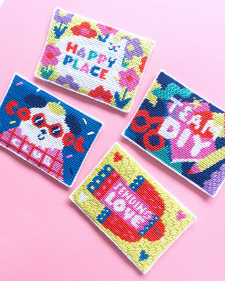 Découvrez le kit carte postale canevas "Happy Place" de Canevas Fatal chez CQFD Avignon. Kit complet de broderie illustré par Judit Zengovari. Made in France et DIY.