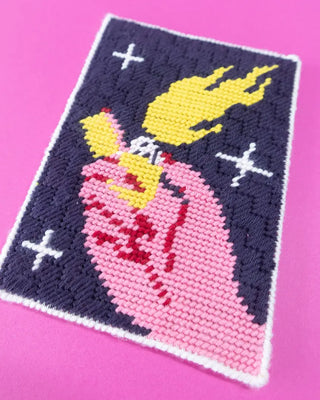 Découvrez le kit Canevas Postal Light it up de Clémence Gouy chez CQFD Avignon. Un projet broderie pop et moderne fabriqué en France pour une carte unique.
