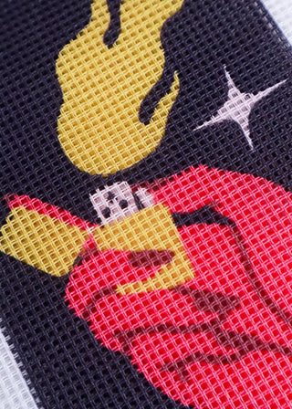 Découvrez le kit Canevas Postal Light it up de Clémence Gouy chez CQFD Avignon. Un projet broderie pop et moderne fabriqué en France pour une carte unique.