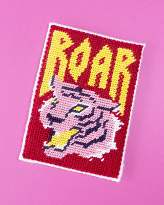 Brodez et envoyez la carte postale canevas Fatal Roar de Clémence Gouy chez CQFD Avignon. Kit DIY complet avec fils DMC & aiguille Bohin. Made in France !
