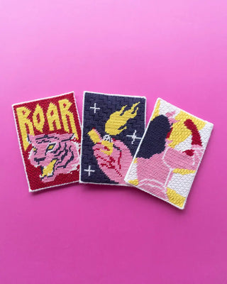 Brodez et envoyez la carte postale canevas Fatal Roar de Clémence Gouy chez CQFD Avignon. Kit DIY complet avec fils DMC & aiguille Bohin. Made in France !