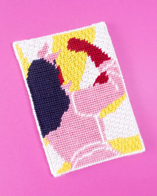 Découvrez le kit Canevas Postal We can do it de Clémence Gouy chez CQFD Avignon. Un projet broderie engagé et moderne fabriqué en France pour une carte unique.