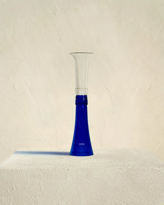 Découvrez le bougeoir blanc et bleu de QDB Éditions chez CQFD Avignon. Un chandelier bicolore en verre recyclé, façonné et ajusté à la main au Touquet.